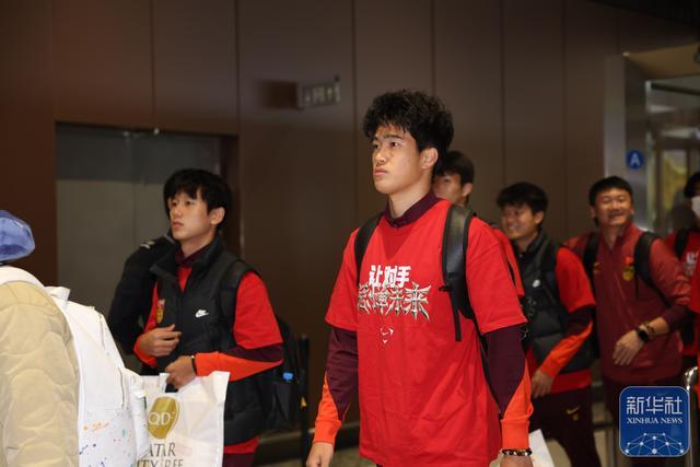 世界杯官方app-U23国足抵达北京，大批球迷到机场迎接